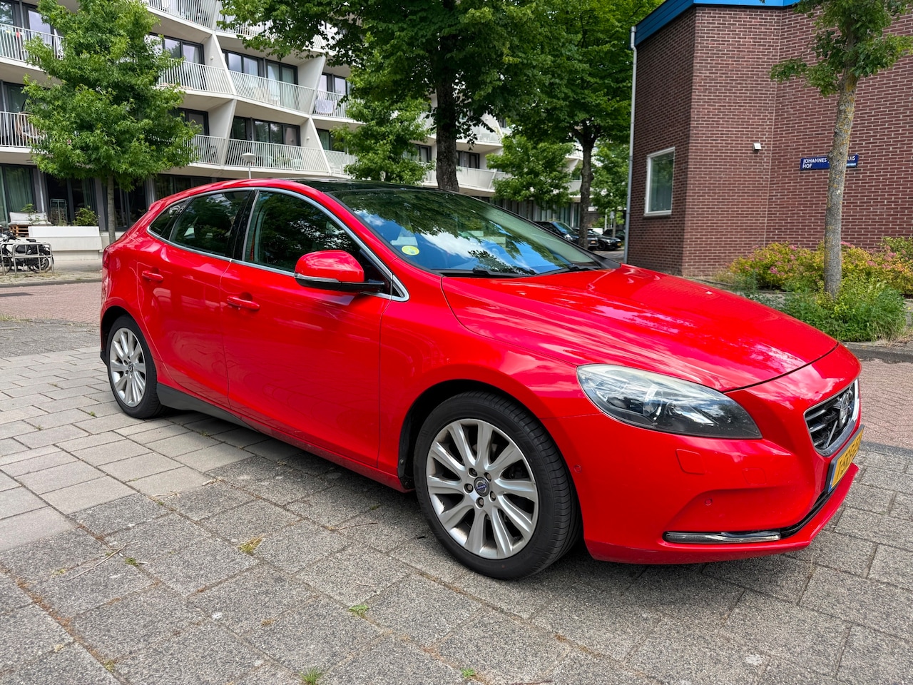 Volvo V40 - 1.6 D2 Summum Leder Panorama Cruise Red Edition - AutoWereld.nl