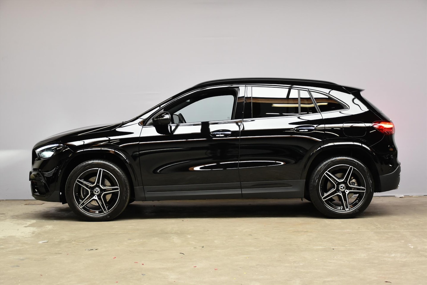 Mercedes-Benz GLA-Klasse - 250 e 218pk 8G-DCT AMG Line Night pakket / 360cam / sfeerverlichting / Uniek! - AutoWereld.nl
