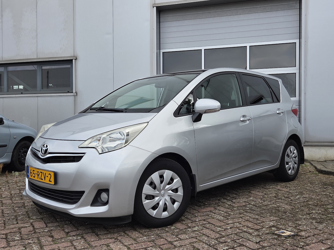 Toyota Verso S - 1.3 VVT-i Aspiration / Dealer Onderhouden / Trekhaak / Camera / Automaat / Panorama / N.A. - AutoWereld.nl