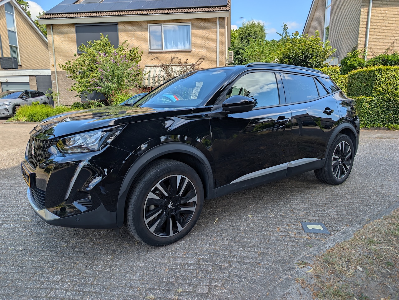 Peugeot e-2008 - EV 50kWh Allure Pack Carplay | Camera | VOL - AutoWereld.nl