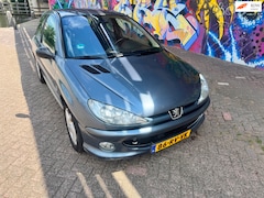Peugeot 206 - 1.6-16V Griffe vol leer airco Remus uitlaat sport velgen zeer leuke sportieve auto bouwjaa