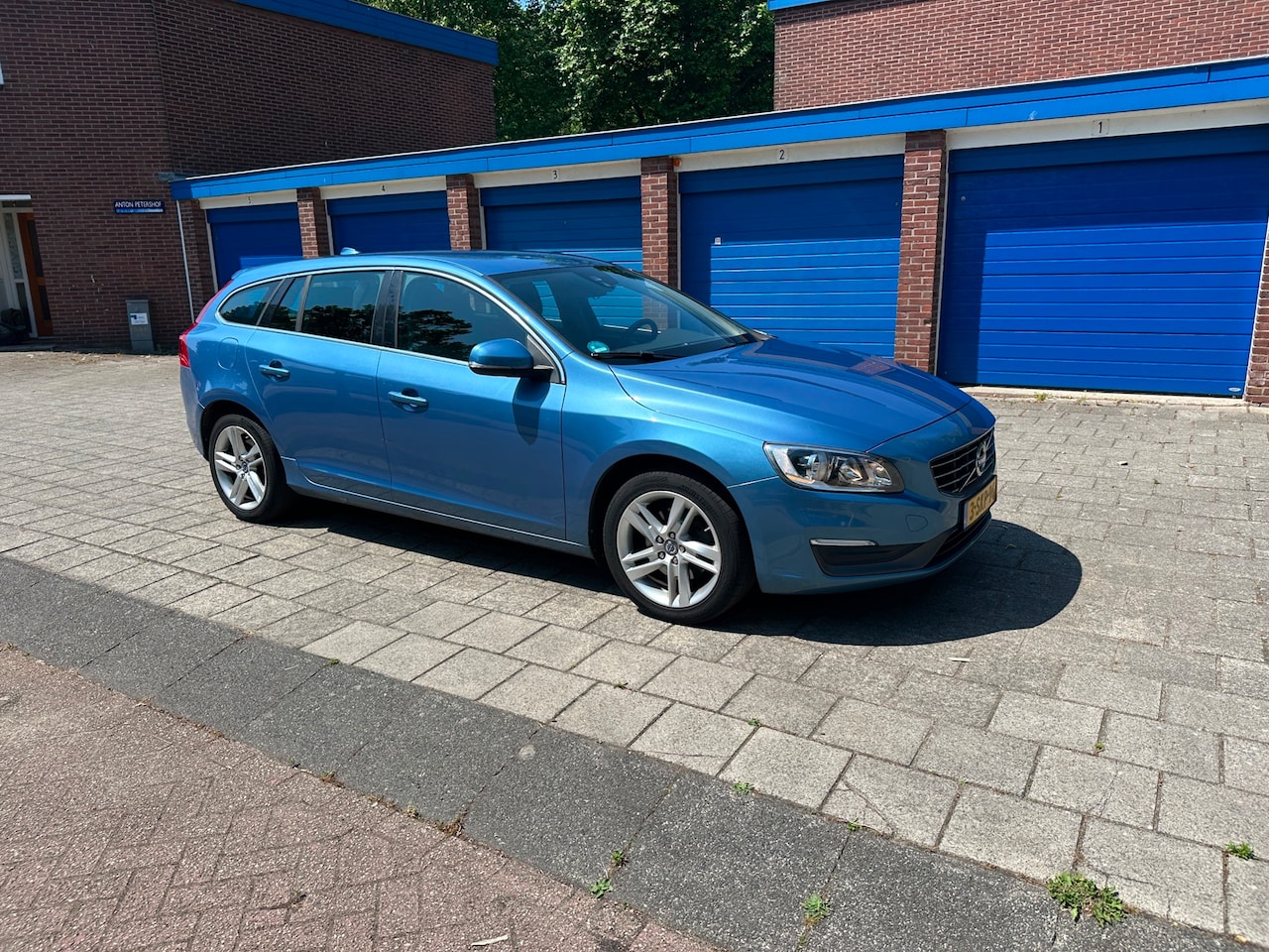 Volvo V60 - 1.6 T3 Momentum AUTOMAAT NW APK Sky Blue - AutoWereld.nl
