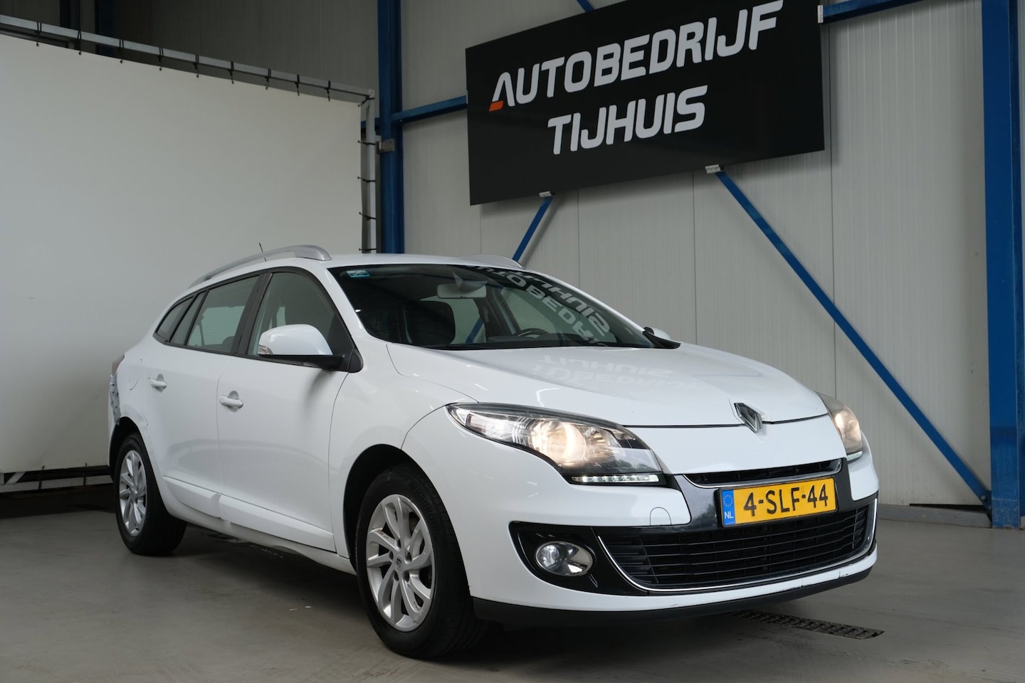 Renault Mégane Estate - 1.5 dCi Collection > Schade achterzijde < - AutoWereld.nl