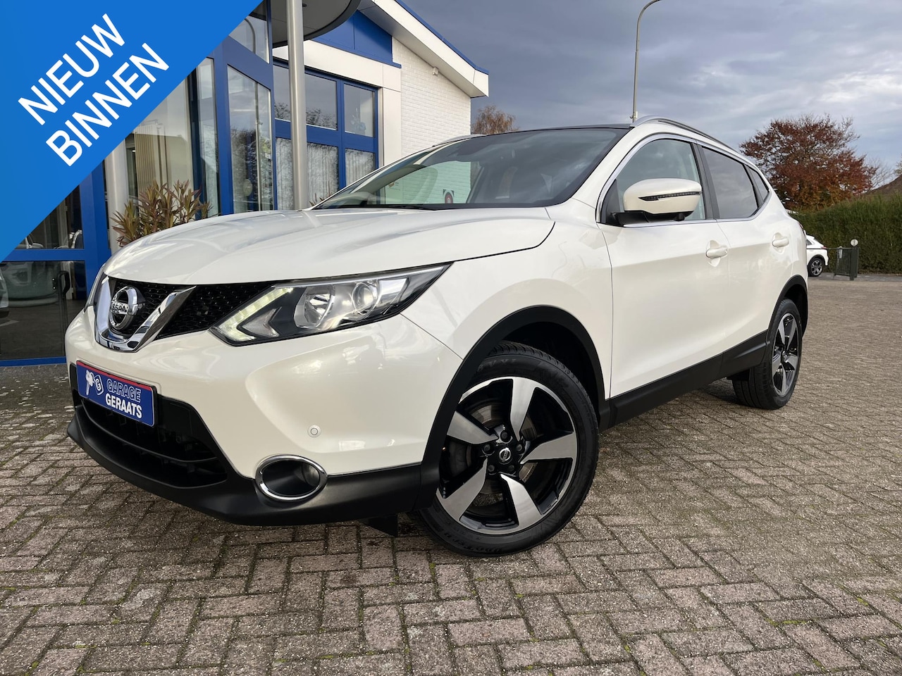 Nissan Qashqai - 1.2 Acenta | Camera en parkeersensoren V+A, Panorama dak, Navigatie, 18" LM-velgen, Cruise - AutoWereld.nl