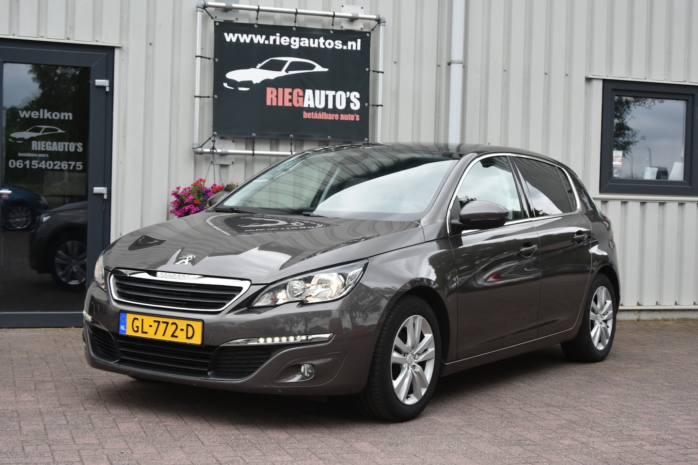 Peugeot 308 - 1.2 111 PK Blue Lease Executive. Panerama dak, Cruise, Navi, Trekhaak!! - AutoWereld.nl
