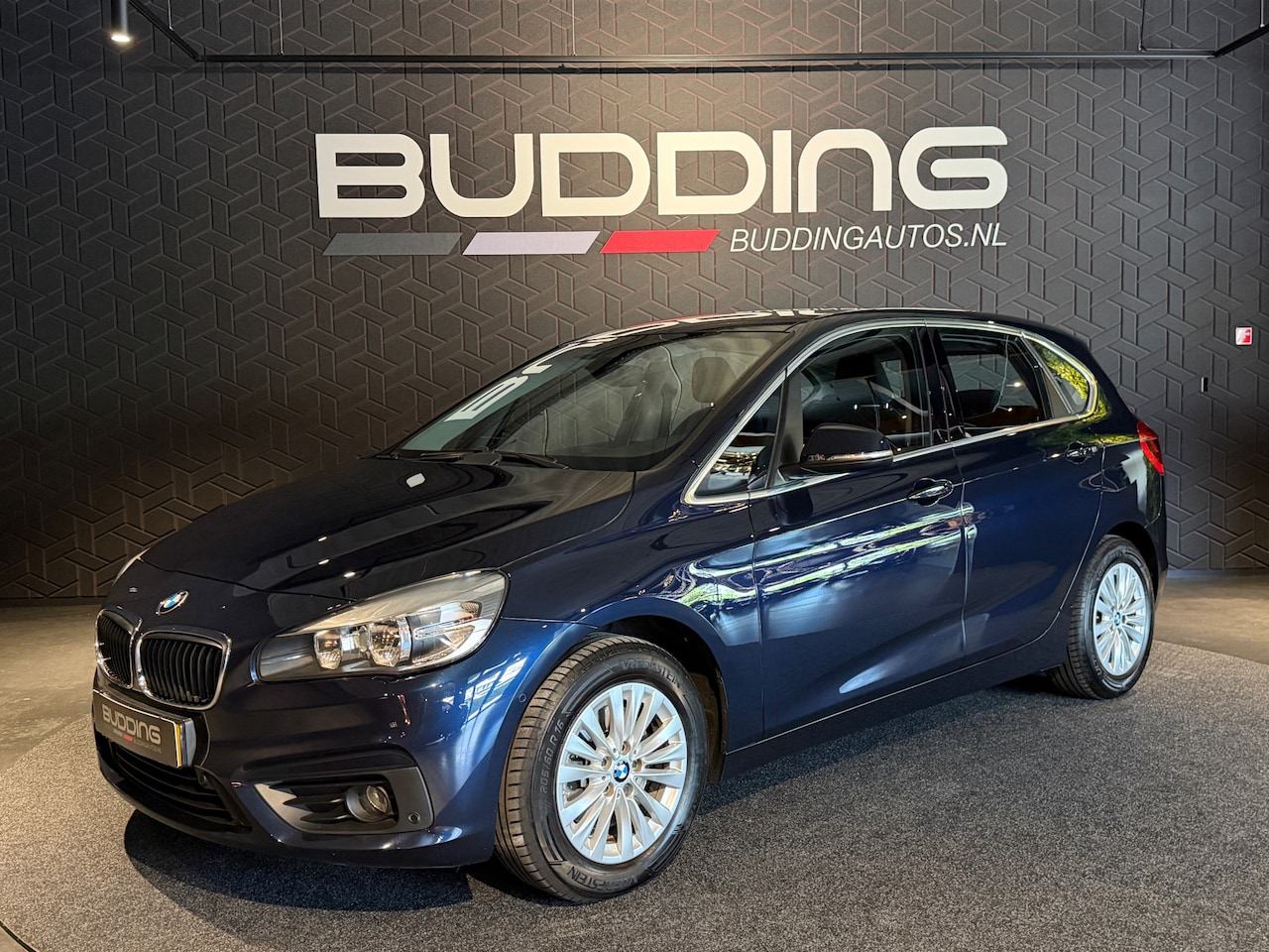 BMW 2-serie Active Tourer - 220i Essential | Trekhaak | PDC - AutoWereld.nl