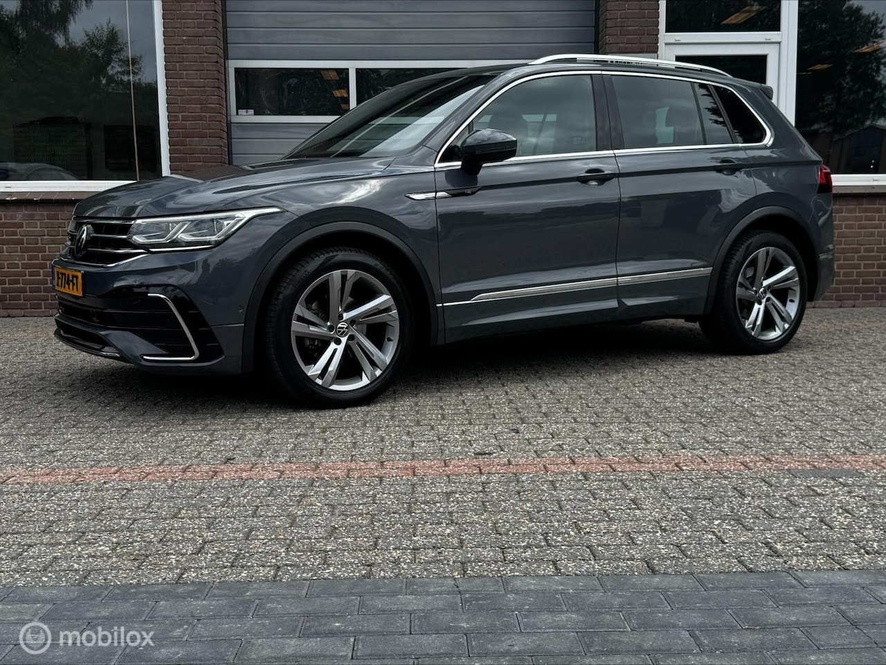 Volkswagen Tiguan - 1.5 TSI R LINE DSG PANO/CAMERA/LED/ECC - AutoWereld.nl