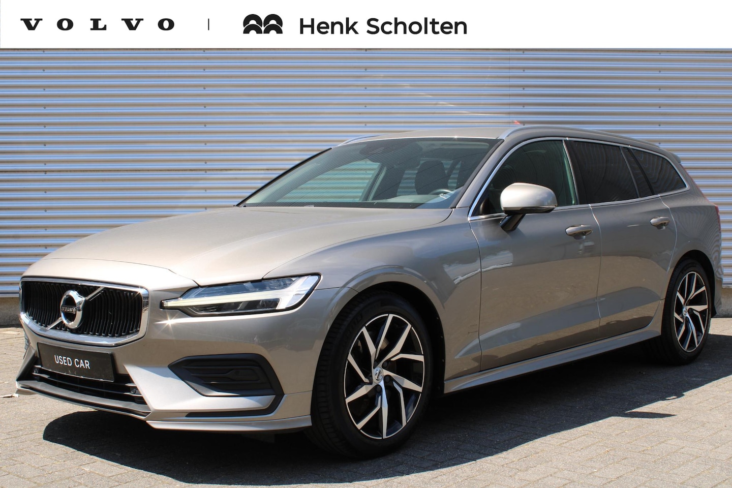 Volvo V60 - T5 R-Design | Elektrisch uitklapbare trekhaak | Verwarmbare voorstoelen | DAB radio | Elek - AutoWereld.nl