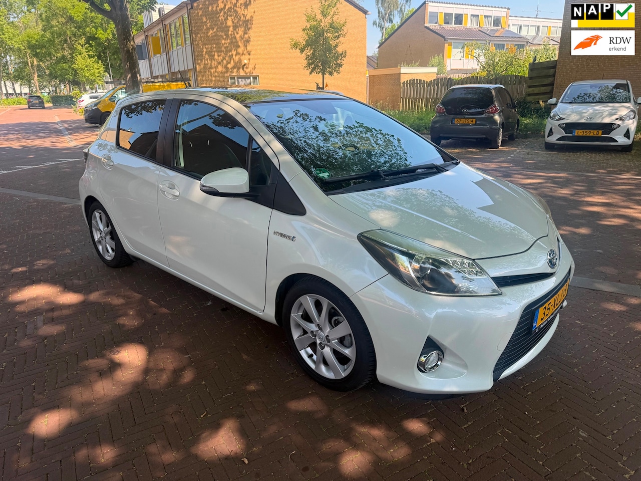 Toyota Yaris - AUTOMAAT / Panorama dak / Camera / Navigatie - AutoWereld.nl