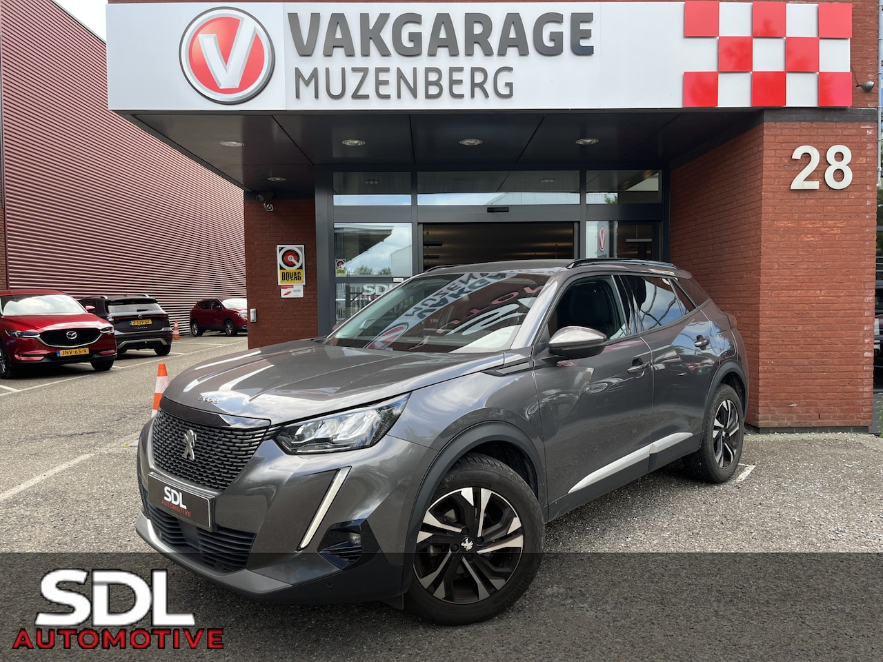 Peugeot 2008 - 1.2 PureTech Allure // LED // HALF LEDER // 3D COCKPIT // CAMERA+SENSOREN // NAVI+CARPLAY - AutoWereld.nl