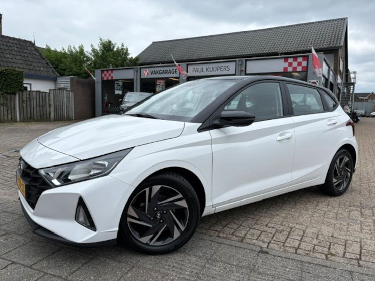Hyundai i20 - 1.2 MPI 84pk Comfort Smart *zwart dak + camera + navi + Apple/AndroidCarPlay* - AutoWereld.nl