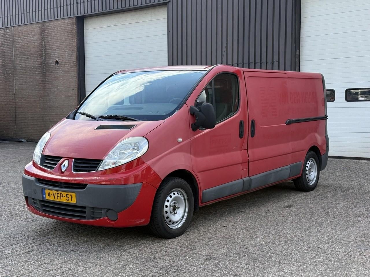 Renault Trafic - T29 L2/H1 2.0 DCI 66KW E4 / Generique / Airco / Zijdeur / APK 11-2026 / Trekhaak / 2 x Sch - AutoWereld.nl