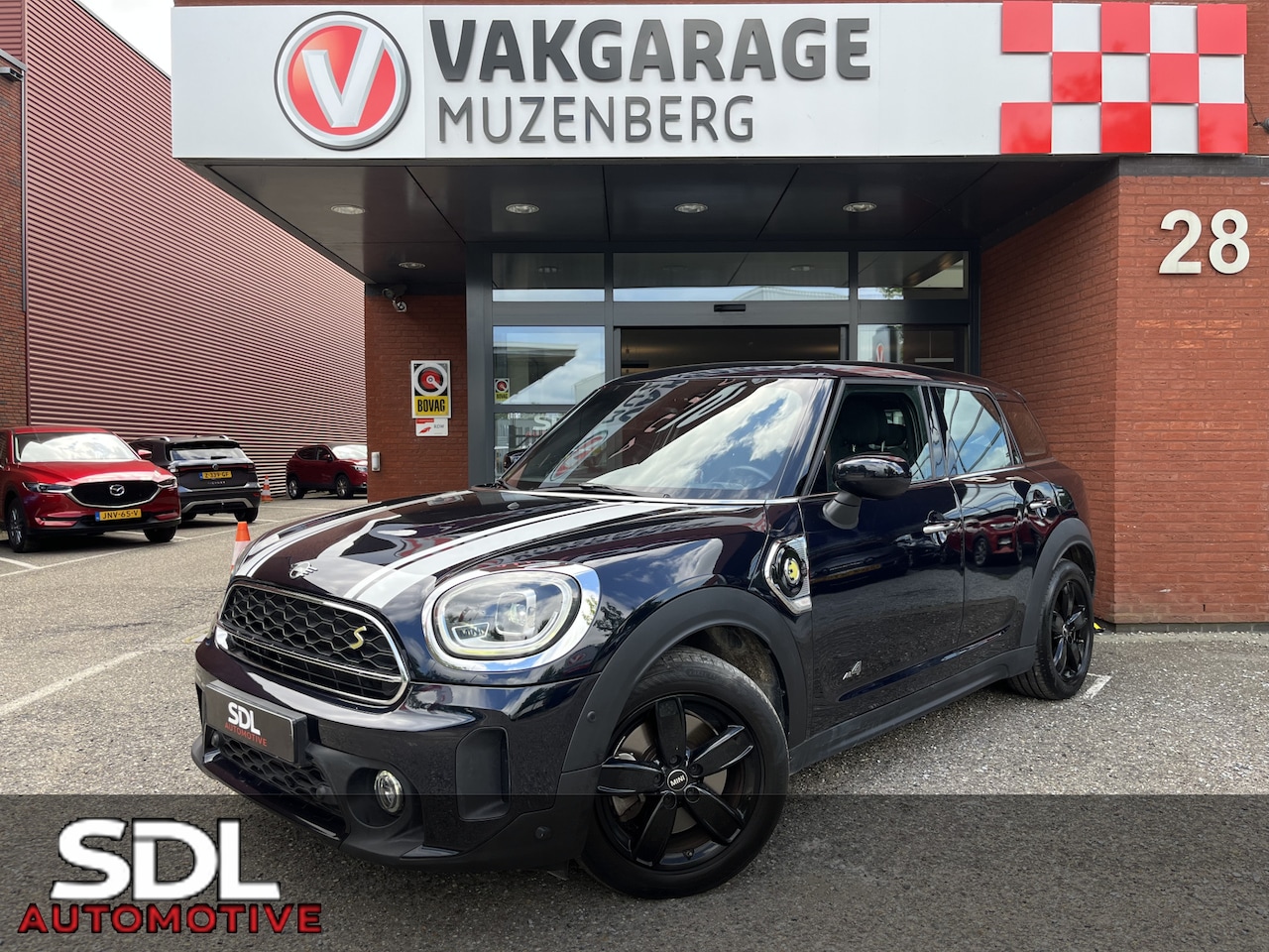 MINI Countryman - 1.5 Cooper S E ALL4 Classic // HALF LEDER // SCHUIF-KANTELDAK // KEYLESS // HEAD-UP DISPLA - AutoWereld.nl