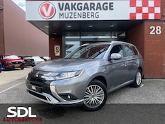 Mitsubishi Outlander - 2.4 PHEV 4WD Pure+ 240PK // AFN. TREKHAAK // KEYLESS // CAMERA+SENSOREN // CLIMA // STOELV