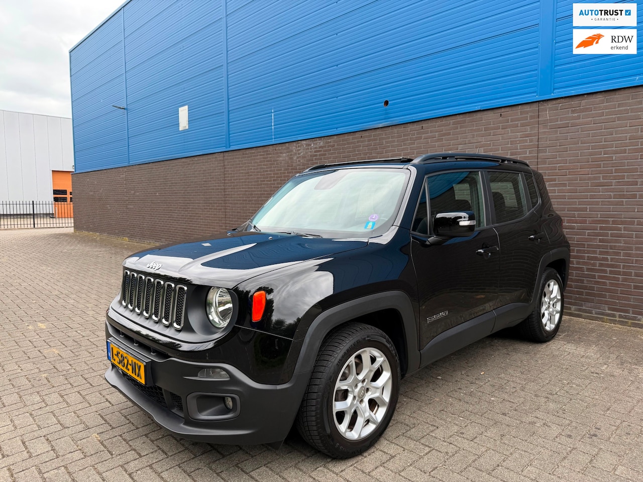 Jeep Renegade - 1.4 MultiAir Freedom |Panoramadak | 17” LM Velgen | Navigatie | Cruise | Climate | Start/S - AutoWereld.nl