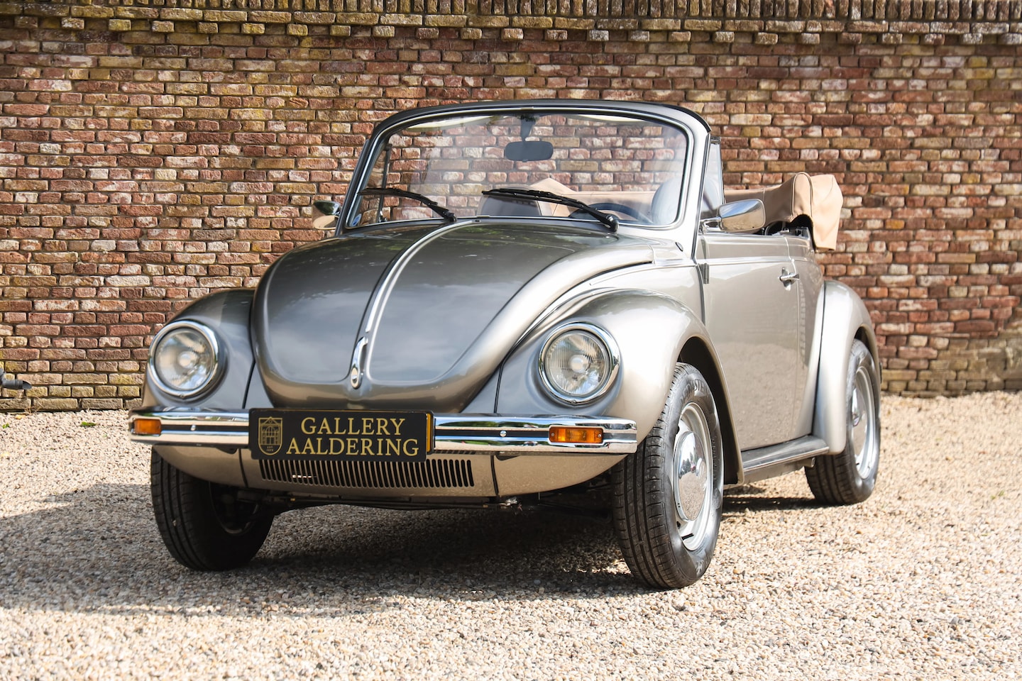 Volkswagen Beetle Cabriolet - 1303 Convertible "Restored down to the last detail" The coachwork has been fully restored - AutoWereld.nl