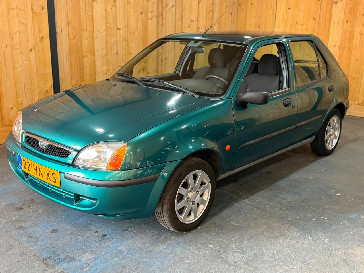 Mazda 121 - 1.25i GLX 2001 5-Deurs LMV APK - AutoWereld.nl