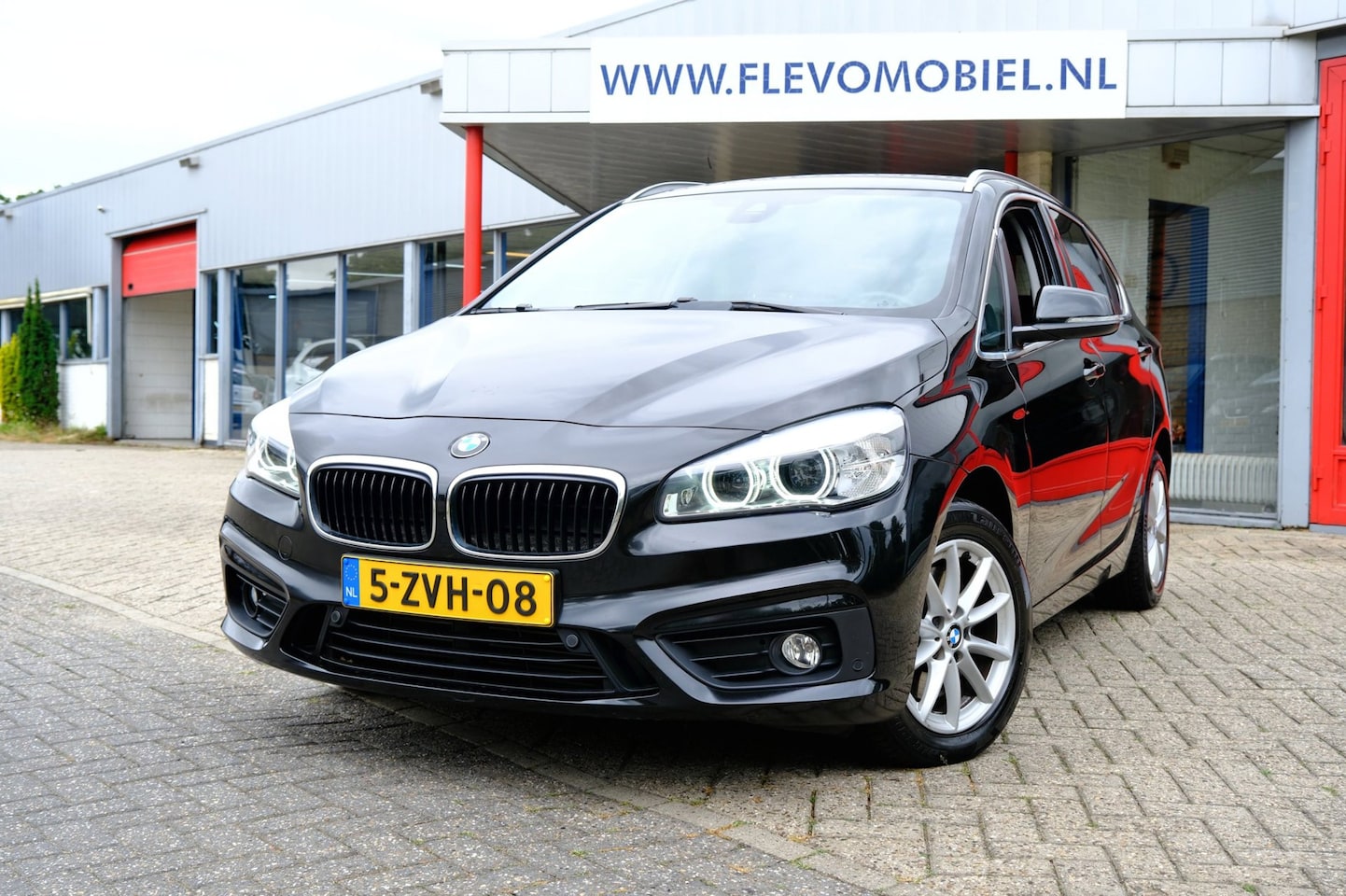 BMW 2-serie Active Tourer - 220i Essential Aut. *80.000km!* Leder|Navi|Cam|Clima|LMV - AutoWereld.nl
