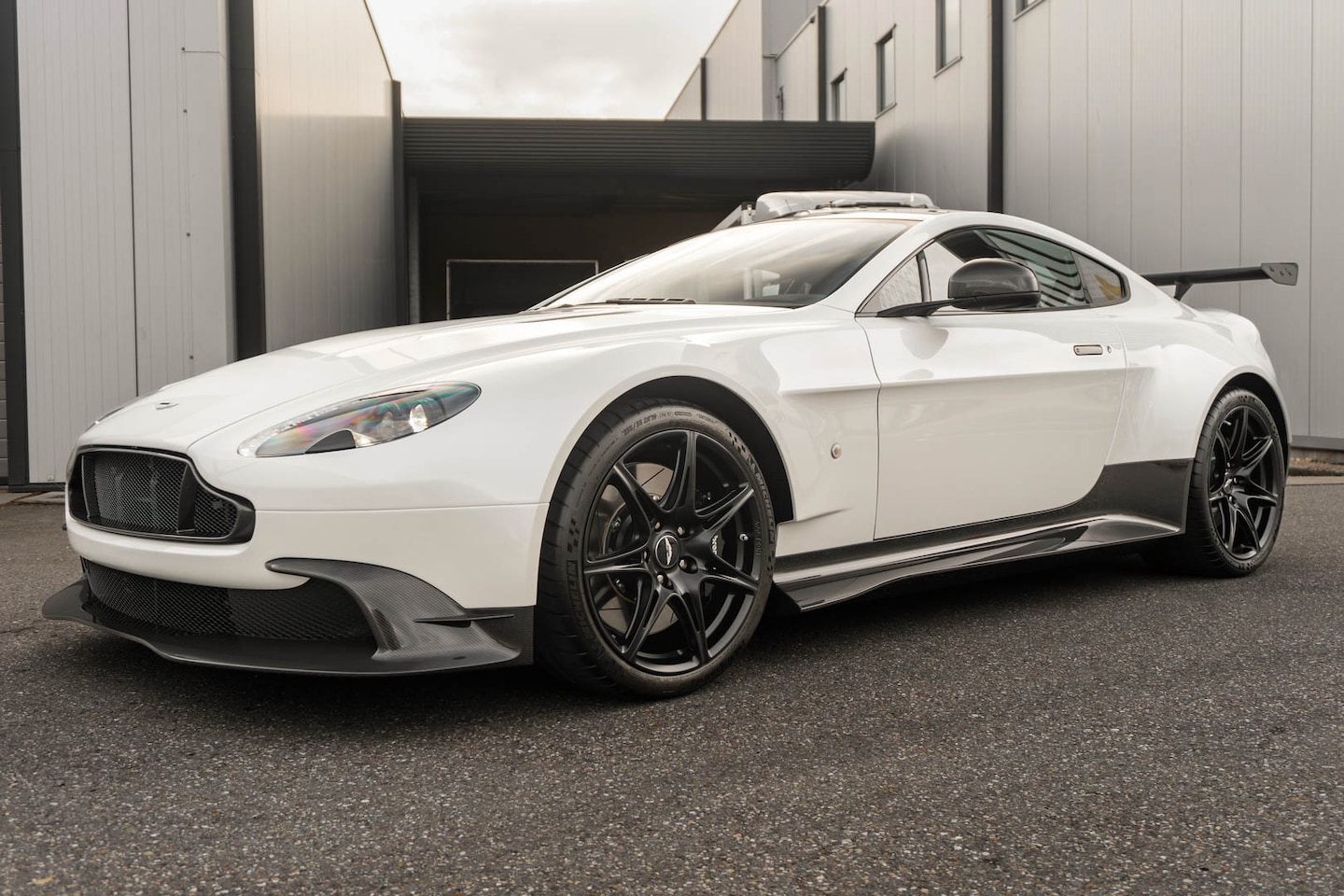 Aston Martin Vantage - GT8 - Morning Frost White - Aero Pack - 1 of 150 - AutoWereld.nl