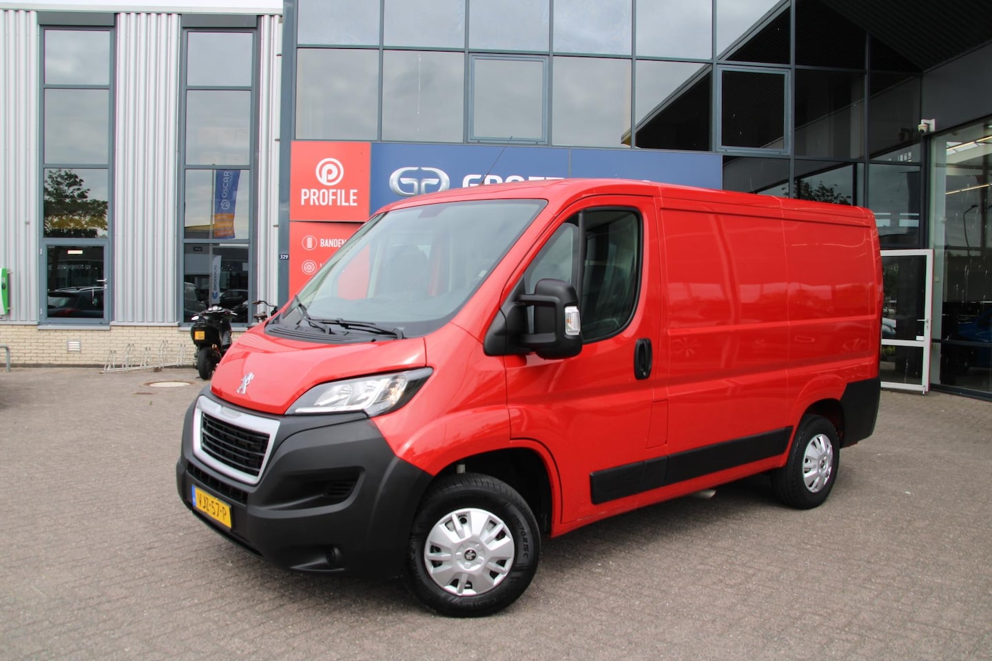 Peugeot Boxer - 330 2.2 BlueHDi 120pk L1H1 Premium Airco Navi Camera Trekhaak BPM-vrij 1e eigenaar dealer - AutoWereld.nl
