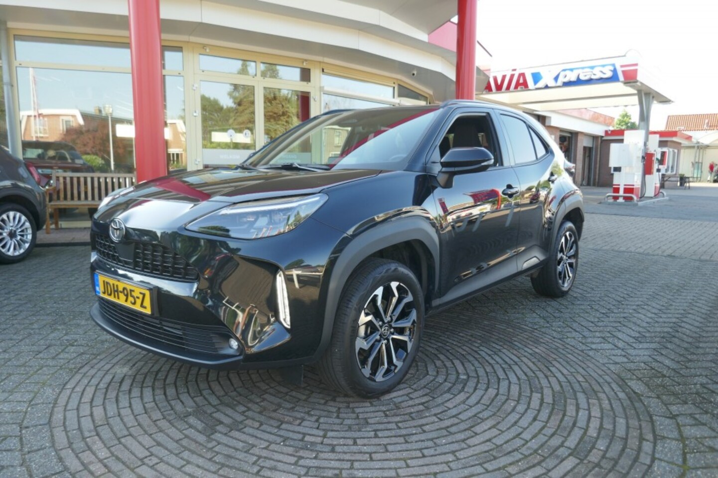 Toyota Yaris Cross - 1.5 HYBR 130 DYNAMIC  WINTERPAKKET/NAVIGATIE/CAMERA - AutoWereld.nl