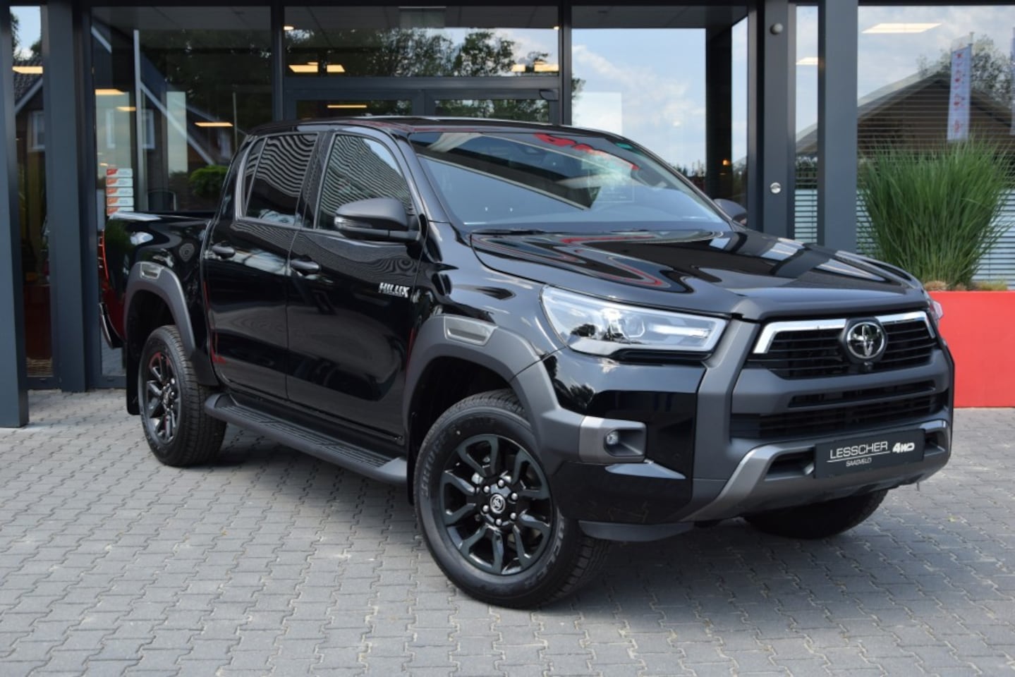 Toyota HiLux - 2.8 D-4D DUBBEL CABIN 48V HYBRIDE INVINCIBLE A/T 4WD  2 ZITS VAN - AutoWereld.nl