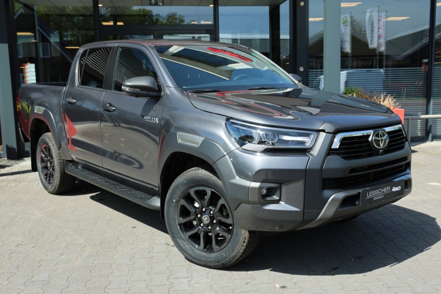 Toyota HiLux - 2.8 D-4D DUBBEL CABIN 48V HYBRIDE INVINCIBLE A/T 4WD  2 ZITS VAN - AutoWereld.nl