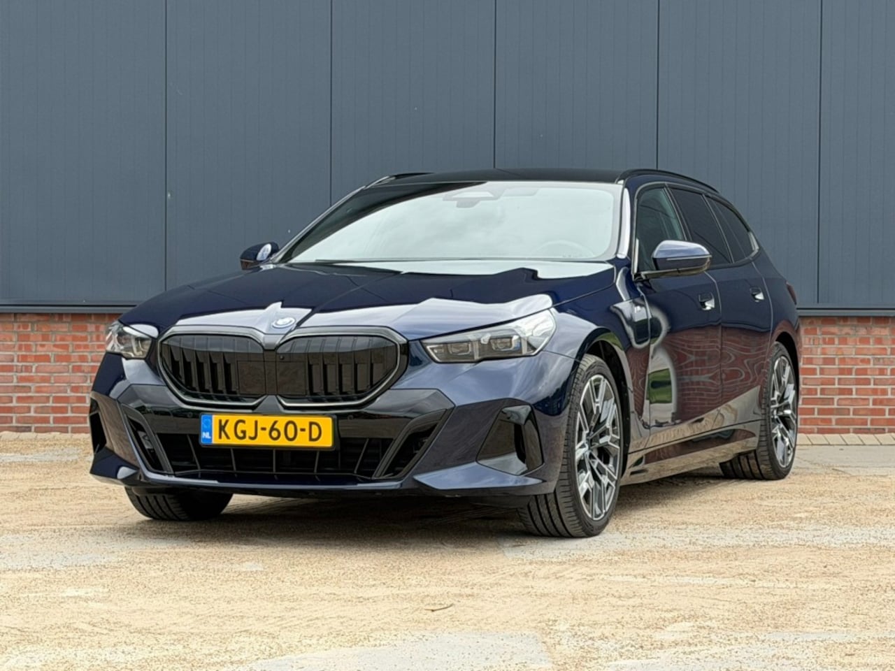 BMW i5 Touring - Touring eDrive40 84 kWh M-Sport Panoramadak, 20'', BenW, Head UP - AutoWereld.nl