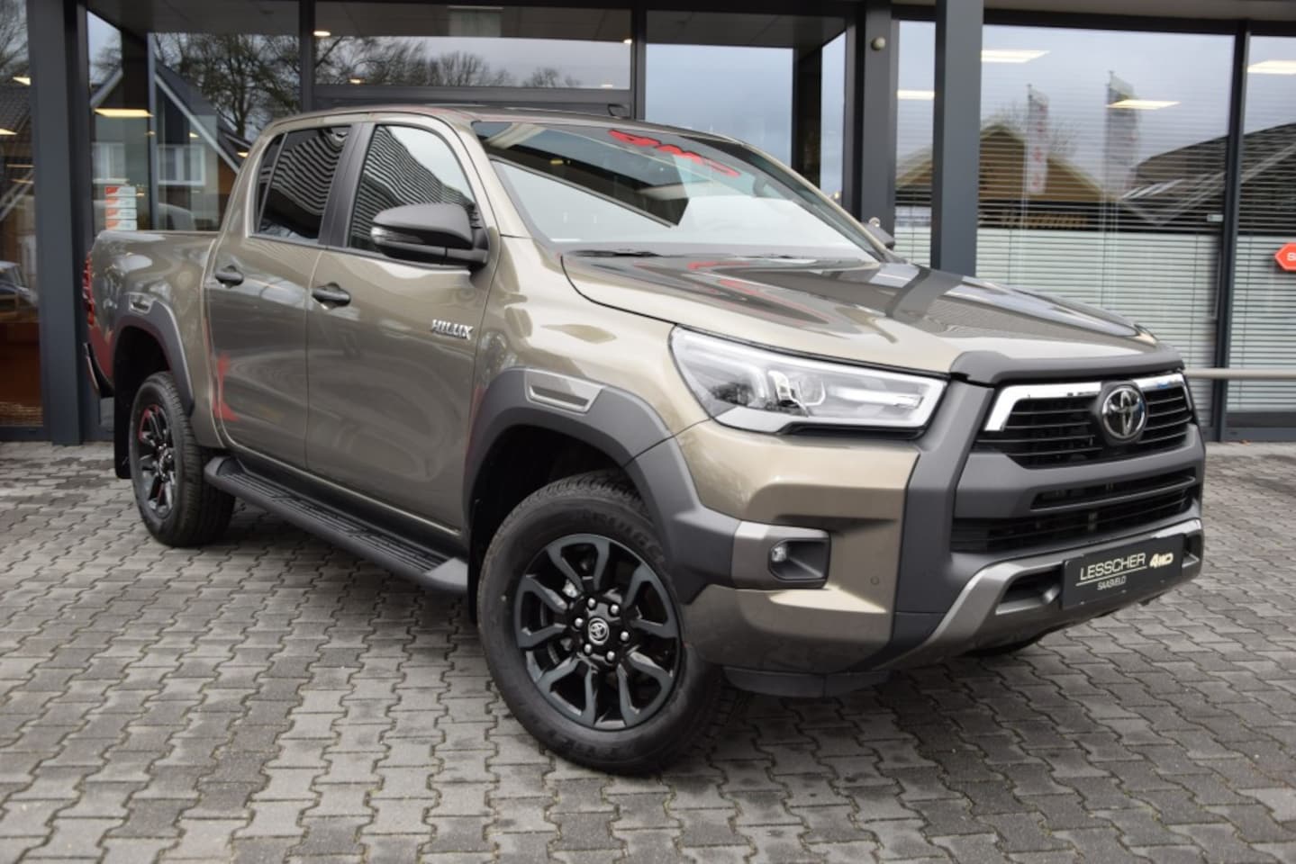 Toyota HiLux - 2.8 D-4D DUBBEL CABIN 48V HYBRIDE INVINCIBLE A/T 4WD  2 ZITS VAN - AutoWereld.nl