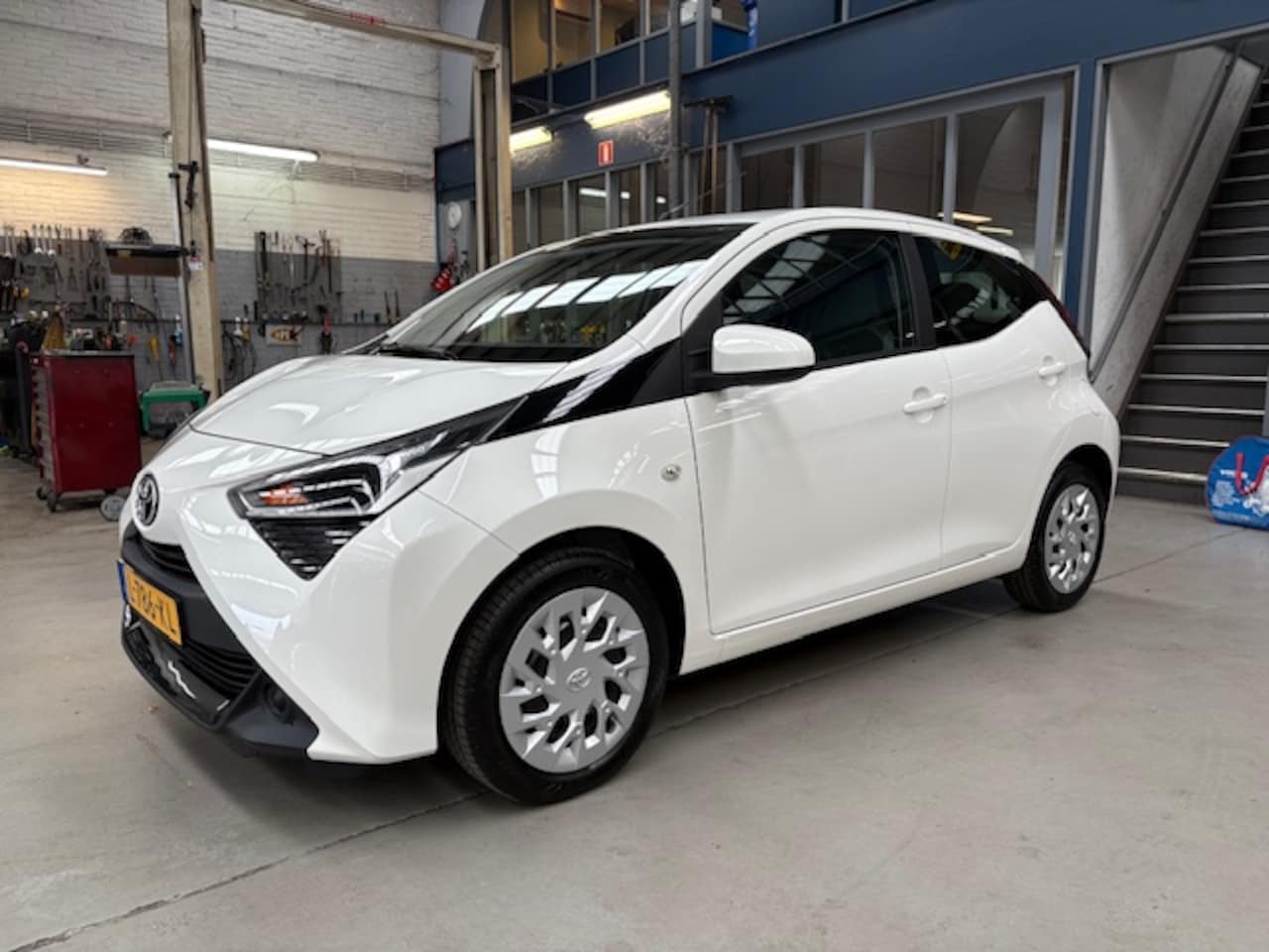 Toyota Aygo - 1.0 VVT-i 72pk 5D x-play | Airco | Navigatie | Apple carplay / Android auto | Camera | NAP - AutoWereld.nl