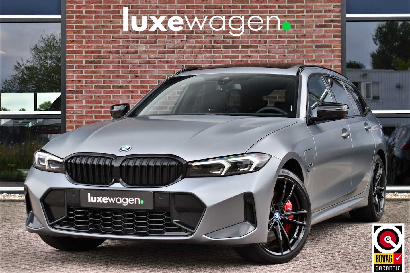 BMW 3-serie Touring - 330e xDrive M-Sport Pro Frozen-Grey Pano Trekh El-zetel HUD Merino-leder 19inch Adp-onders - AutoWereld.nl