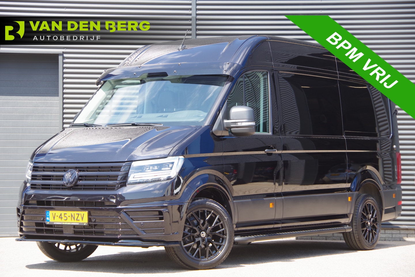 Volkswagen Crafter - 35 2.0 TDI L3H3(L2H2) BLACK EDITION! AUT. LED, TREKHAAK, BETIMMERING, STOELVERWARMING, GEV - AutoWereld.nl