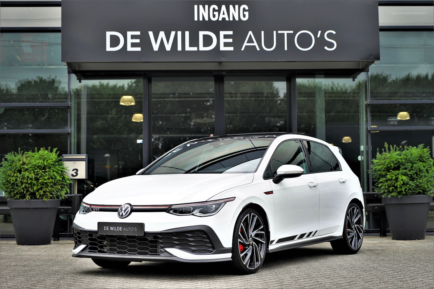 Volkswagen Golf - 2.0 TSI GTI Clubsport 300pk Pano Grail Exhaust 19-inch Camera - AutoWereld.nl