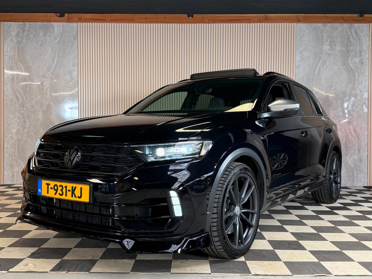 Volkswagen T-Roc - 2.0 TSI 4Motion R 404PK Akra|Pano|Keyless|Trekhaak|CarPlay|Sfeer|Camera| - AutoWereld.nl