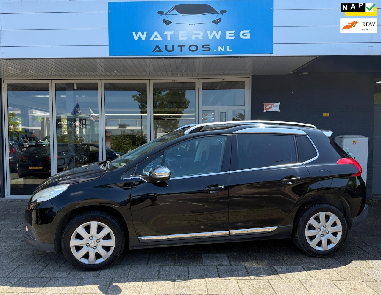 Peugeot 2008 - 1.2 PureTech Allure AUTOMAAT|PANO|NAVI|CLIMA - AutoWereld.nl