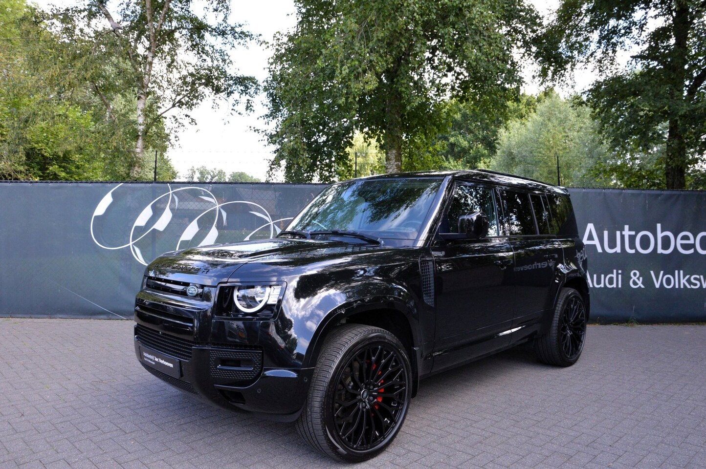 Land Rover Defender 110 - 3.0 D300 |Black Pack|Grijs Kenteken|22 inch|Full Map Navigatie|Automaat| - AutoWereld.nl