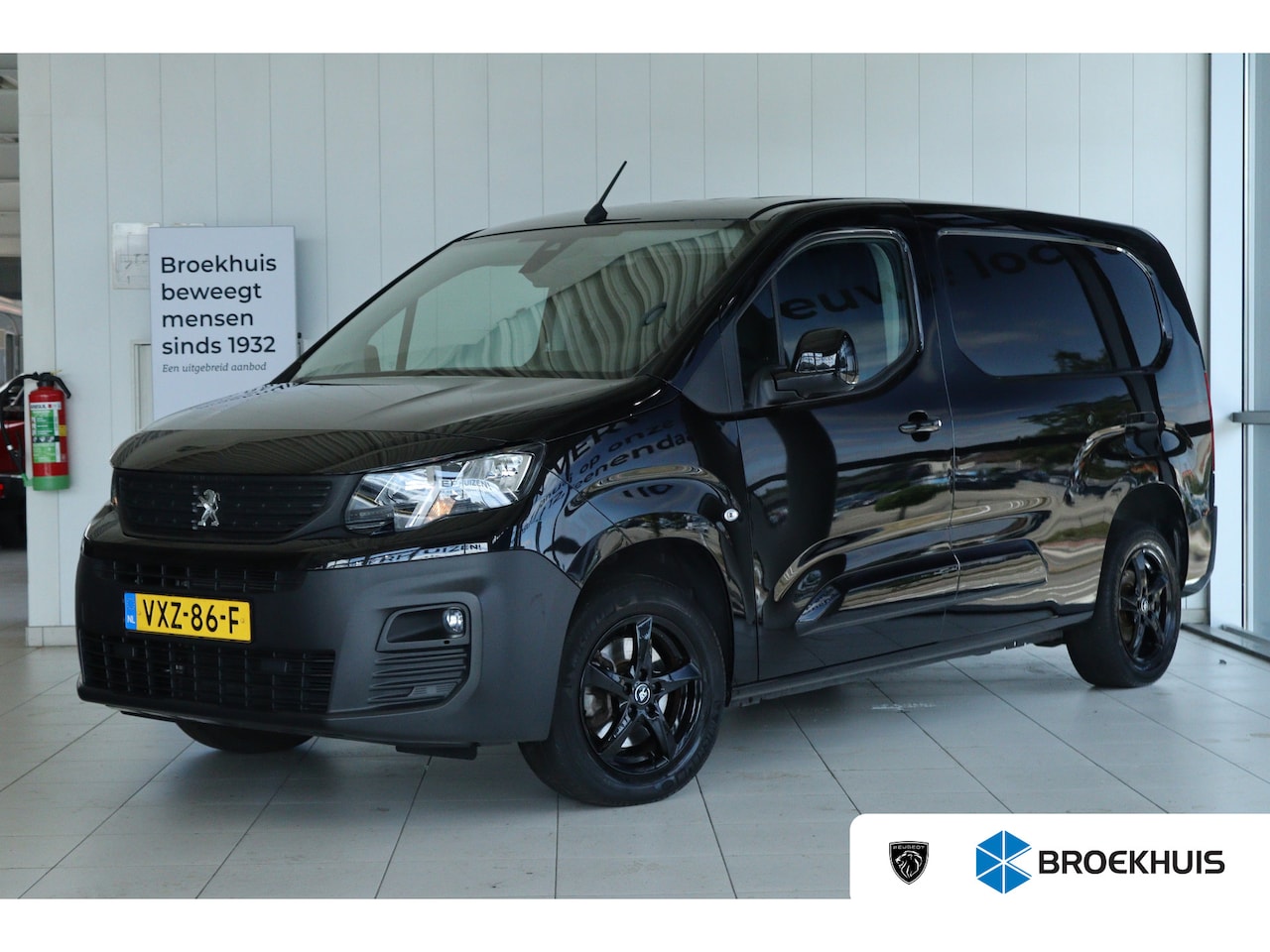 Peugeot Partner - 1.5 BlueHDi 130 EAT8 S&S L2 | Cruise Control | Trekhaak | Camera | 3-Zits | Navi | Carplay - AutoWereld.nl