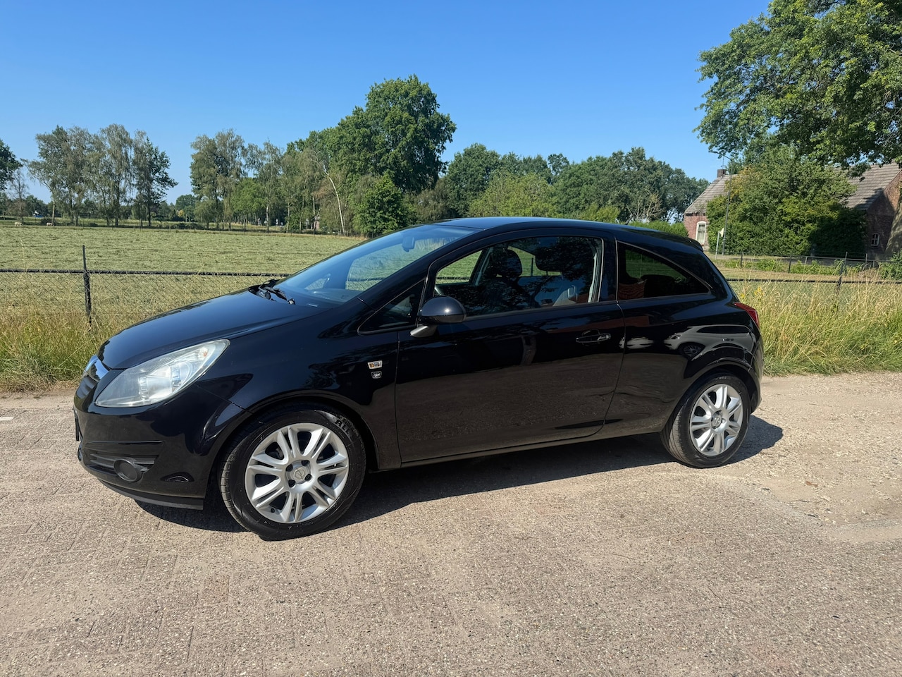 Opel Corsa - 1.2-16V '111' Edition 1.2-16V '111' Edition - AutoWereld.nl