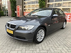 BMW 3-serie - 320d Business Line | 1e Eigenaar | Dealeronderhouden | PDC | Trekhaak | Nieuwe APK |