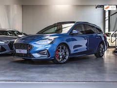Ford Focus Wagon - 2.3 EcoBoost ST-3 *Pano*B&O*Keyless*Camera*Elek. Stoelen