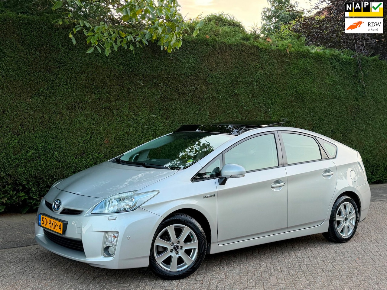 Toyota Prius - 1.8 XENON/SCHUIFDAK/PDC/1e EIGENAAR/CAMERA/TRKH - AutoWereld.nl