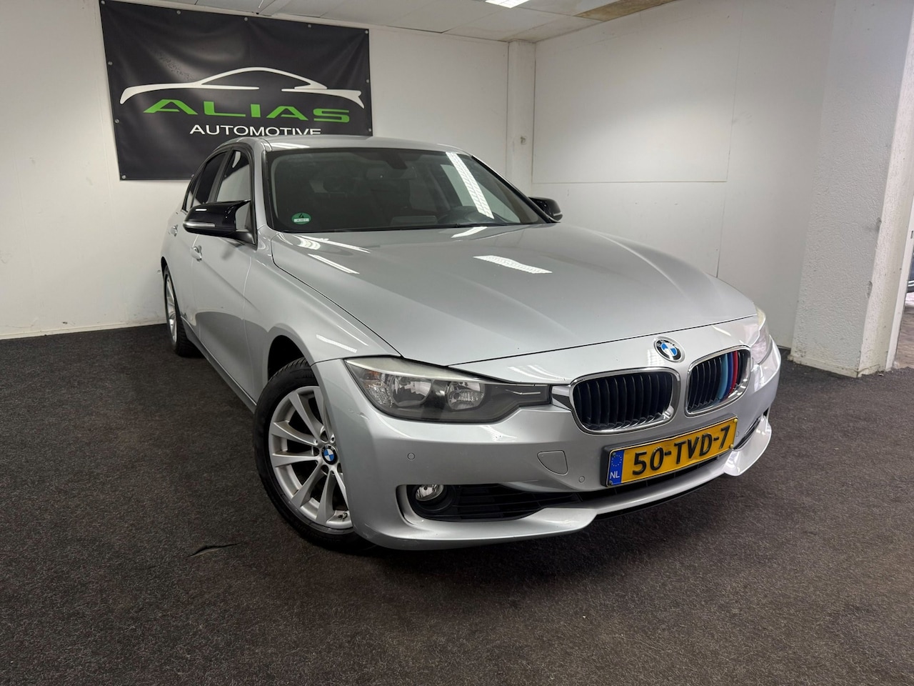 BMW 3-serie - 320i High Executive - Head-up - Automaat - Airco - NAP - APK 2027 - AutoWereld.nl