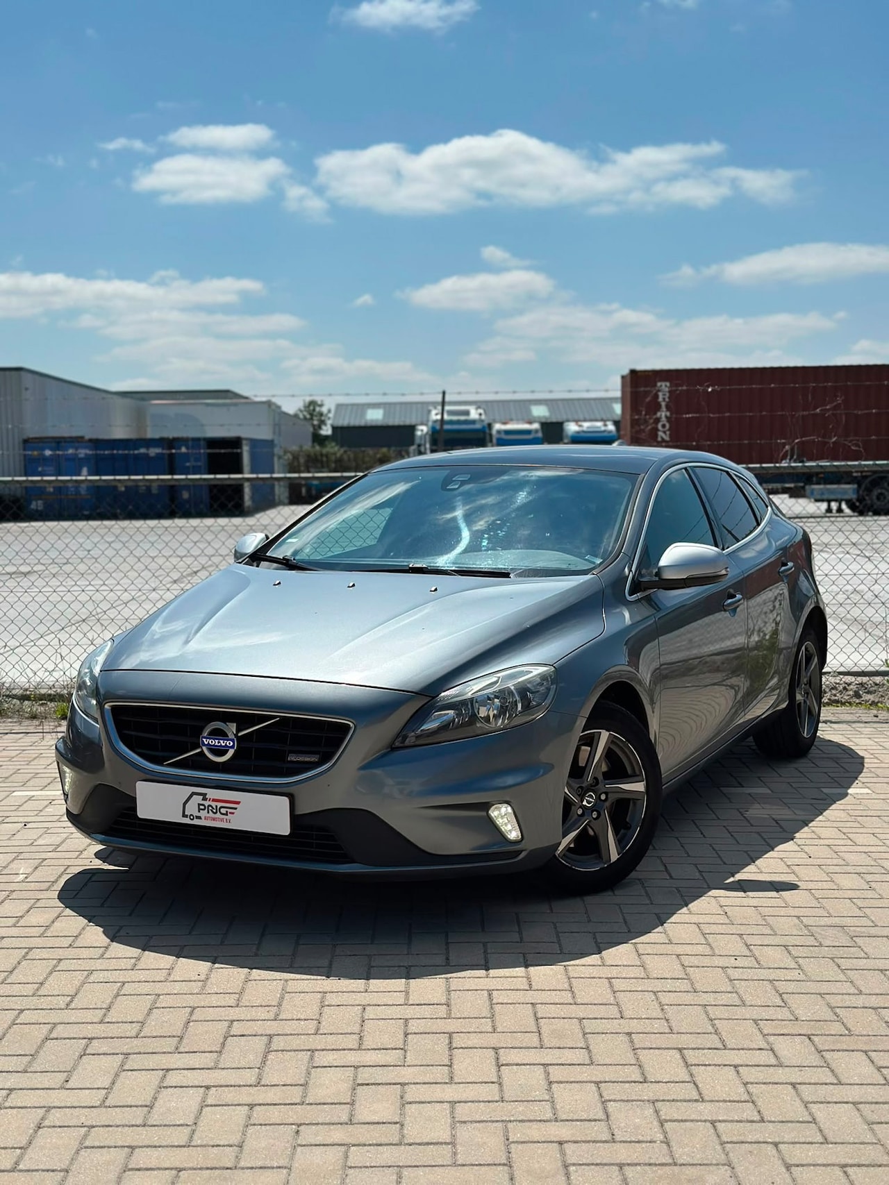 Volvo V40 - 2.0 D4 R-DESIGN PANO - AIRCO - CRUISE - AutoWereld.nl