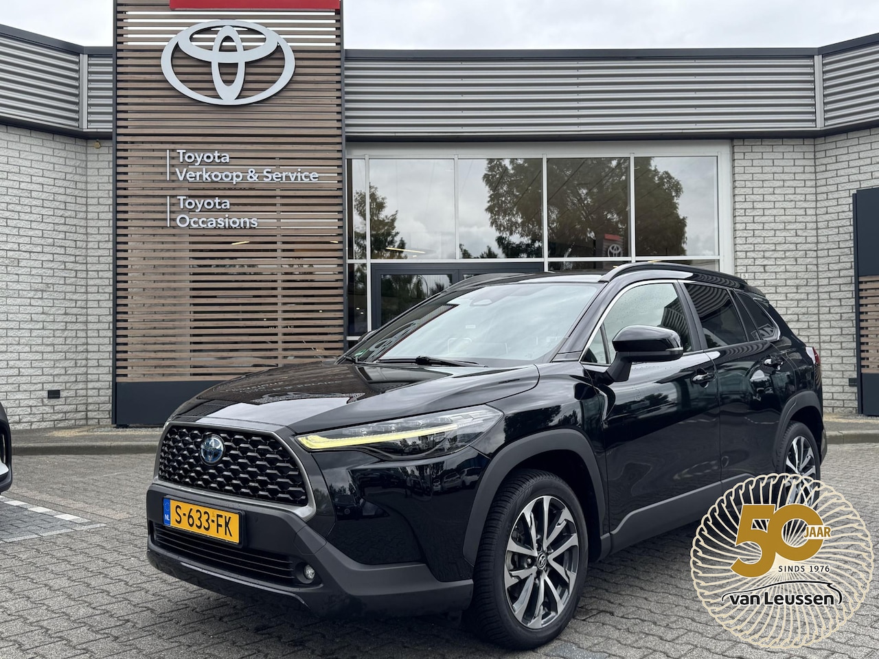 Toyota Corolla Cross - 2.0 HYBRID 184PK FIRST-EDITION BLIND-SPOT EL-ACHTERKLEP LM-VELGEN KEYLESS PARK-SENSOREN ST - AutoWereld.nl