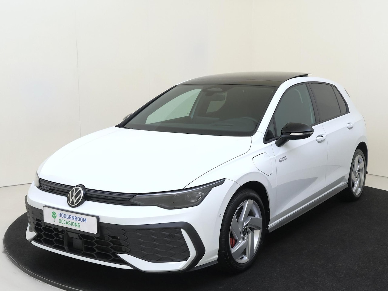 Volkswagen Golf - 1.5 eHybrid GTE | SoH 100% | Panoramadak | Head-up display | Achteruitrijcamera | Black St - AutoWereld.nl