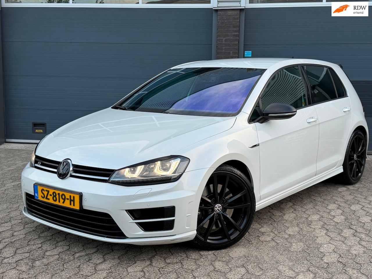 Volkswagen Golf - 2.0 TSI R 4Motion|CARPLAY|CAMERA|GROOT NAVI|APK - AutoWereld.nl