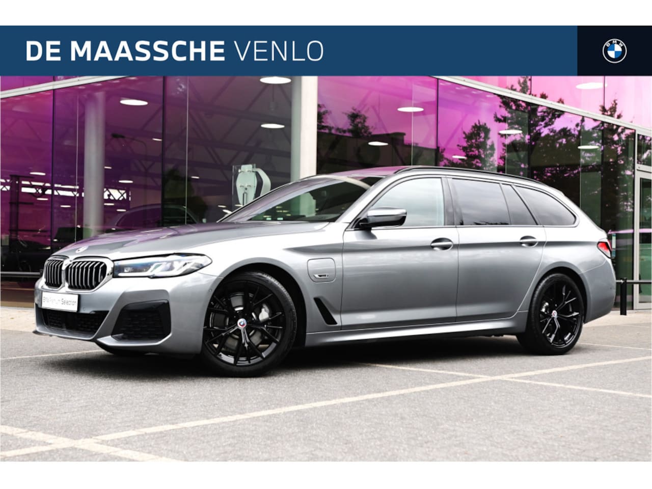 BMW 5-serie Touring - 530e M Sport Automaat / Trekhaak / Panoramadak / Comfortstoelen / Comfort Access / Achteru - AutoWereld.nl
