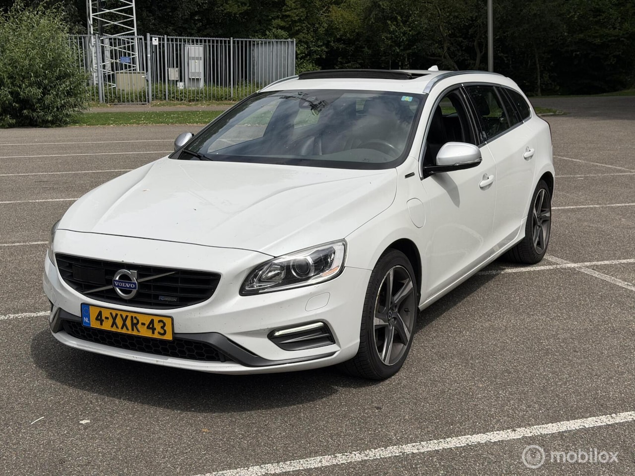 Volvo V60 - 2.4 D5 R-Design 2.4 D5 R-Design. - AutoWereld.nl