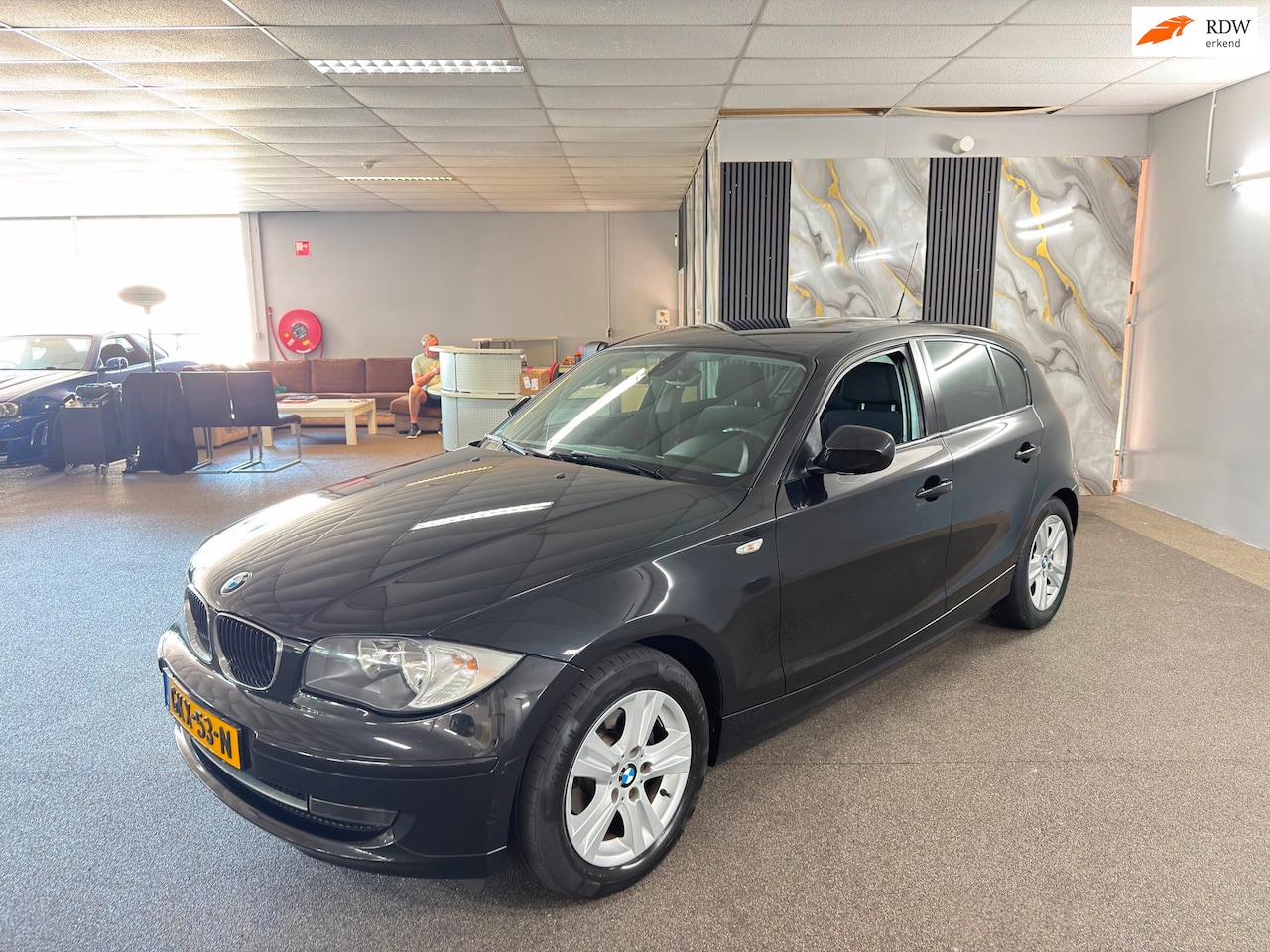 BMW 1-serie - 116i High Executive 116i High Executive,Airco,Cruise,Stoelverwarming,Parksensoren,Lm velgen,2 sleutels+facture - AutoWereld.nl