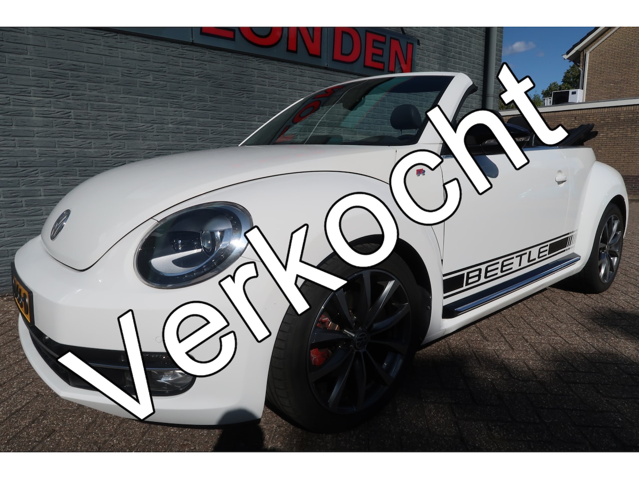 Volkswagen Beetle Cabriolet - 1.4 TSI Sport R-line Een zeer nette en complete auto bij ons bedrijf in onderhoud - AutoWereld.nl